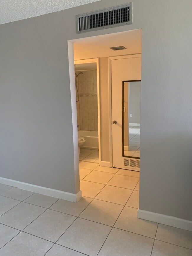 Foto del edificio - 820 NW 87th Ave