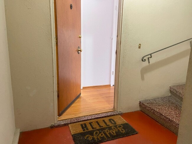 Building Photo - 1st Floor 2Bd / 1Ba  Flat With Garage Parking