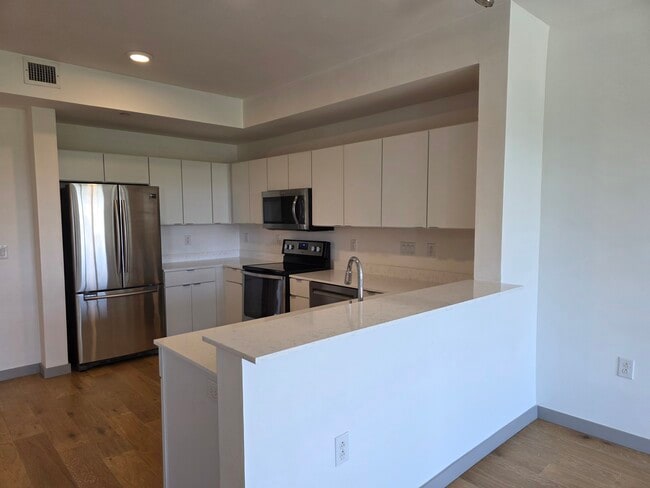 Kitchen - 400 Herron Dr