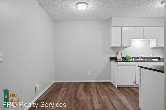 Building Photo - 3 br, 1.5 bath House - 4422 Cinnamon Ridge...