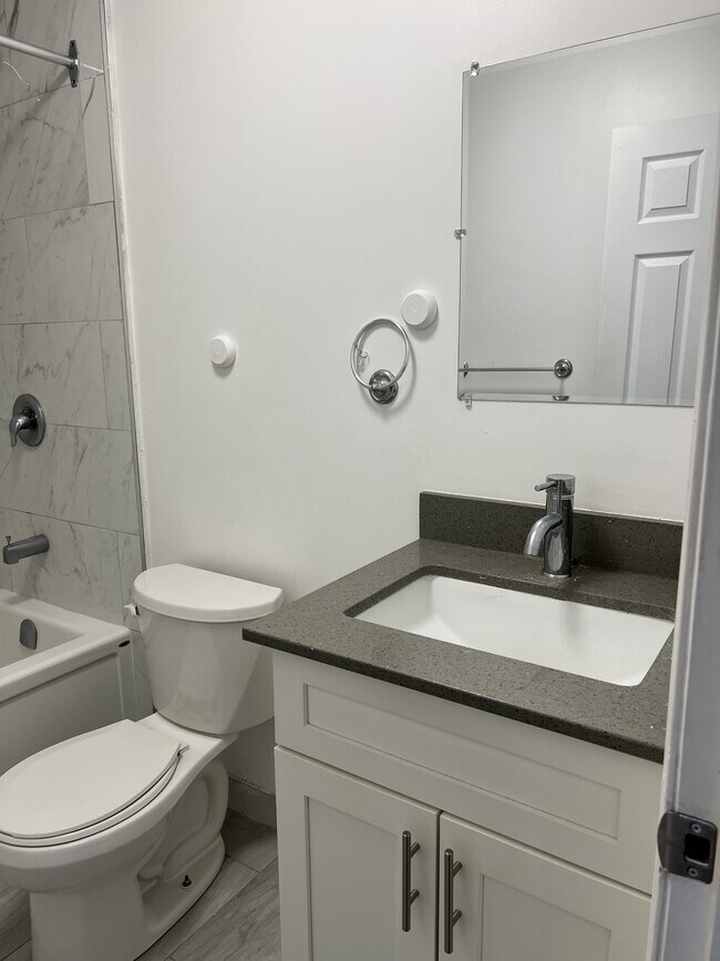 Building Photo - 630 Cummings Ave