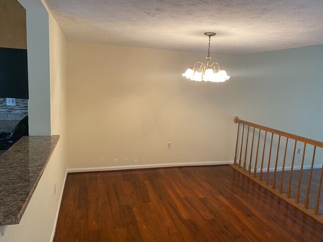 Building Photo - Spacious 3 Bed/2 Full & 2 Half Bath Townhome in Brinkley!