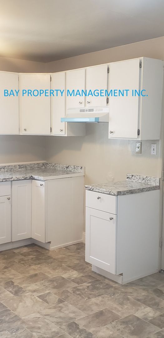 Building Photo - Updated 2 bedroom house on large lot in So...