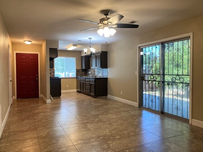 Foto del edificio - Cute home with fenced yard and driveway. A...