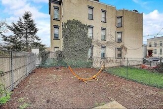 Building Photo - 96 Bowers St