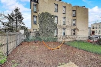 Building Photo - 96 Bowers St