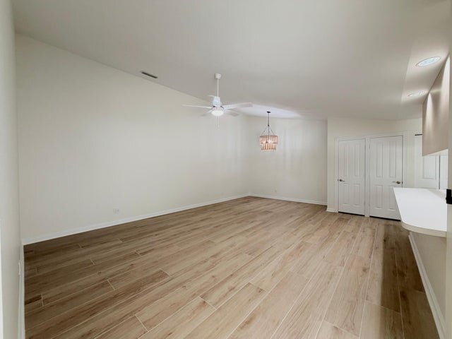 Building Photo - 6104 Red Oak Ct