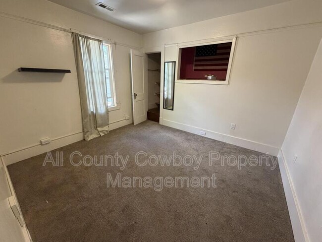 Building Photo - 810 E Gibbon St