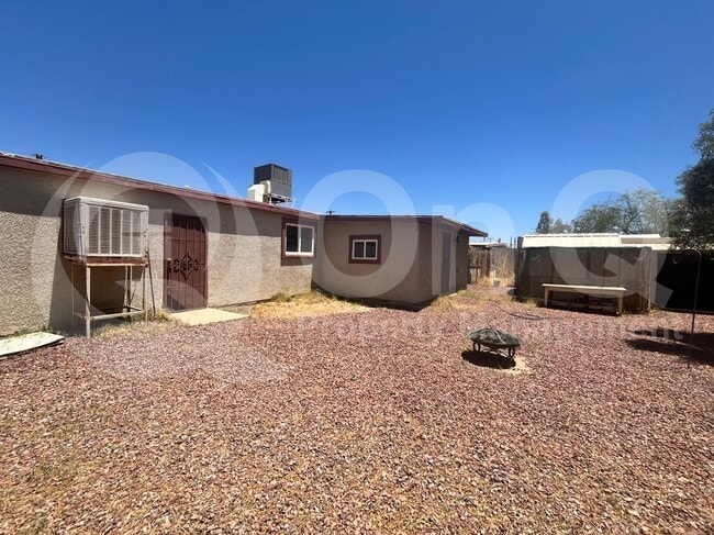 Building Photo - 906 E Halcyon Rd