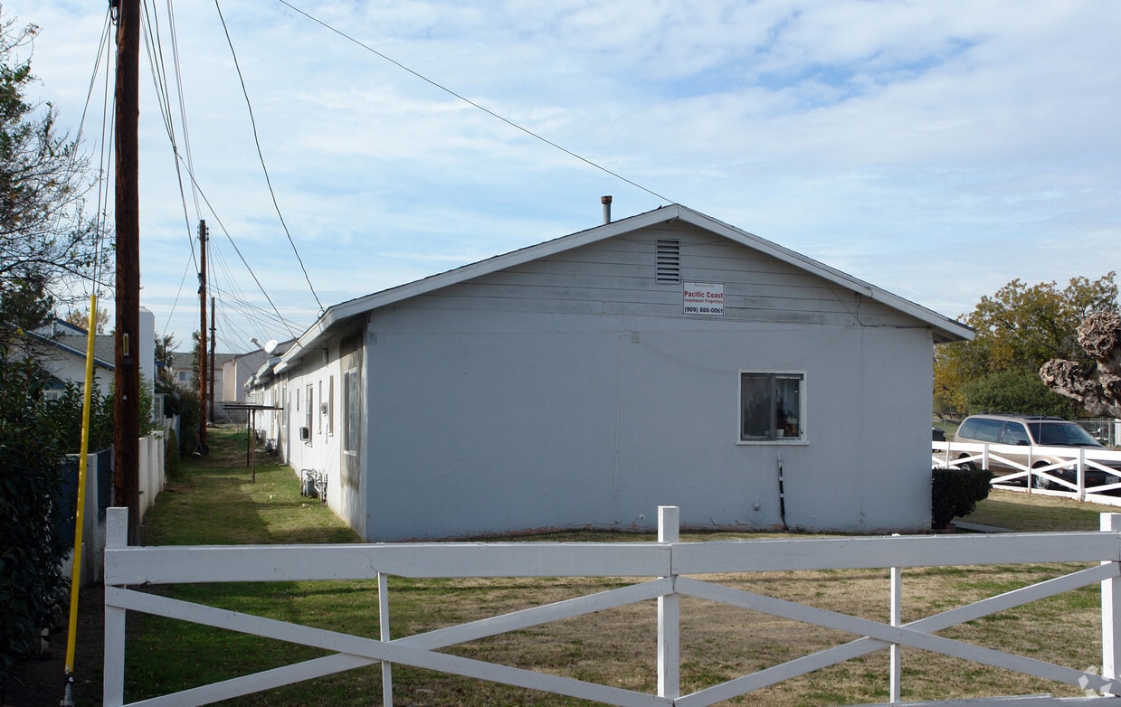 Building Photo - 4558-4572 N F St
