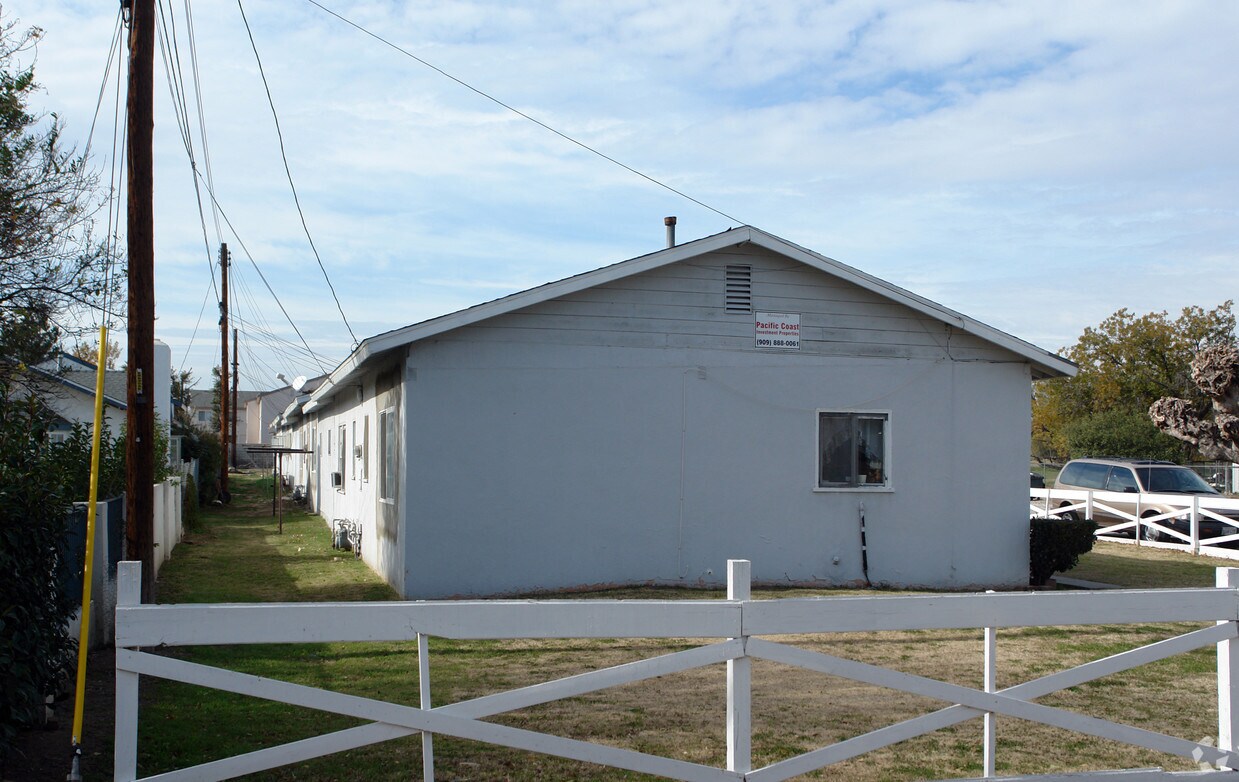 Foto del edificio - 4558-4572 N F St