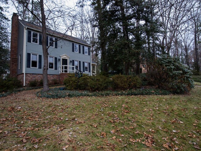 Foto del edificio - 4266 Roundhill Dr