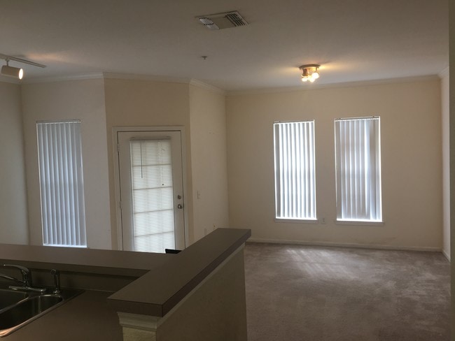 Building Photo - 9404 Crescent Loop Cir