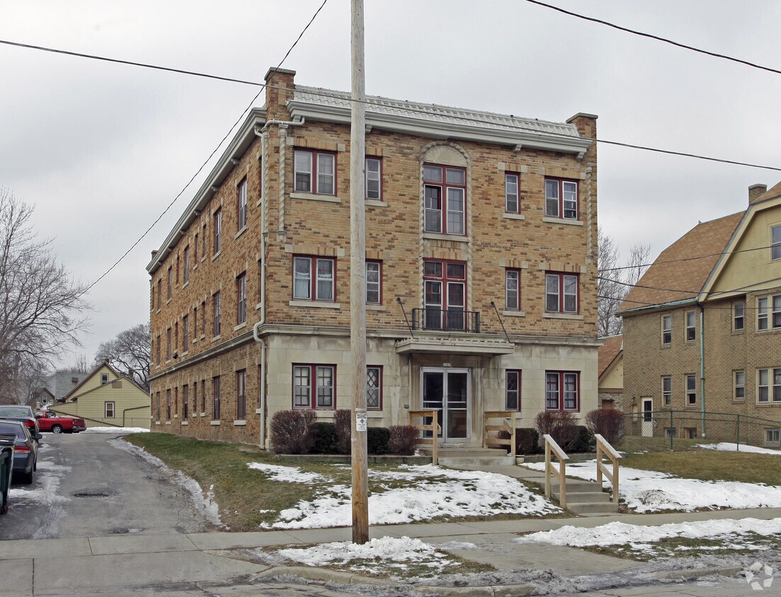 1767 N Arlington Pl, Milwaukee, WI 53202 Apartments in Milwaukee, WI