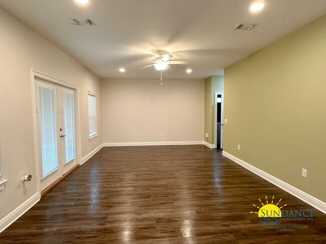 Building Photo - Stunning 3 Bedroom Home in East Navarre!