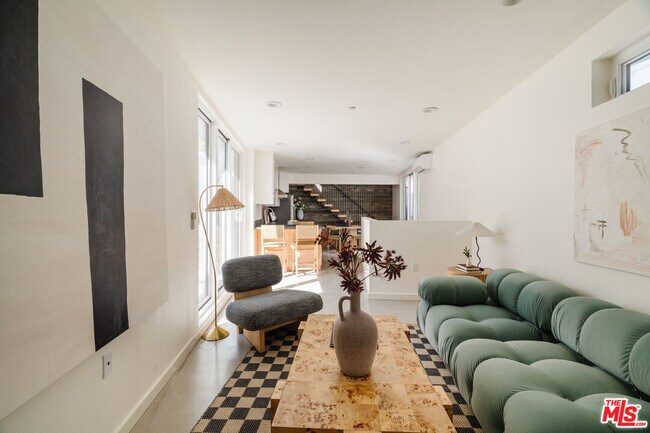 Foto del edificio - 1125 N Beverly Glen Blvd