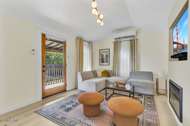 Building Photo - 2855 Los Feliz Dr