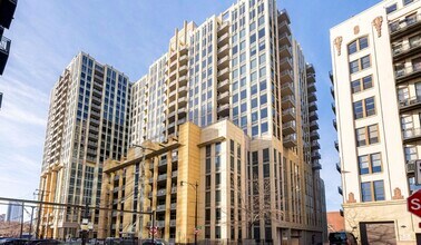 Building Photo - 720 N Larrabee St