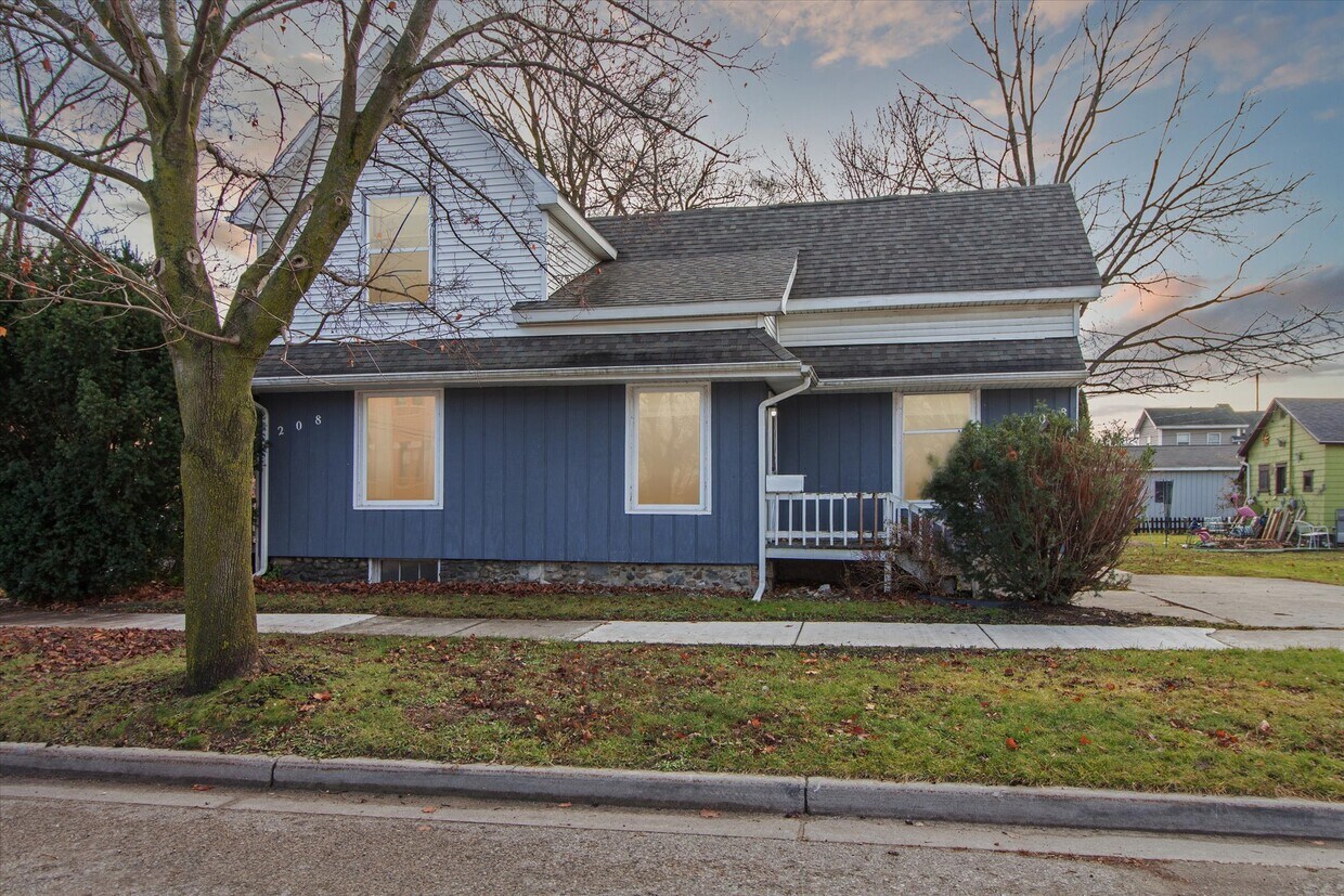 Primary Photo - 208 E Downie St