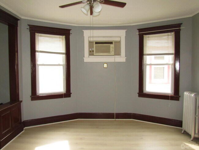 Building Photo - 421 Magnolia St