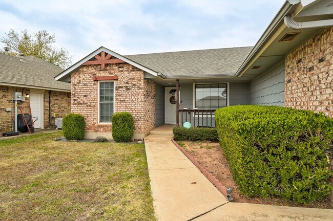 Building Photo - Charming 3-Bed, 2-Bath Home in North Moore...