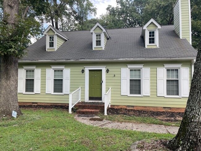Building Photo - Updated 4 Bedroom Convenient to I-40, Shop...