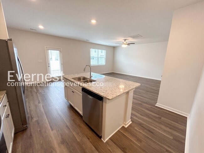 Foto del edificio - Spacious 3-Bedroom Home in a Prime Location / Pet Friendly /Available Now!