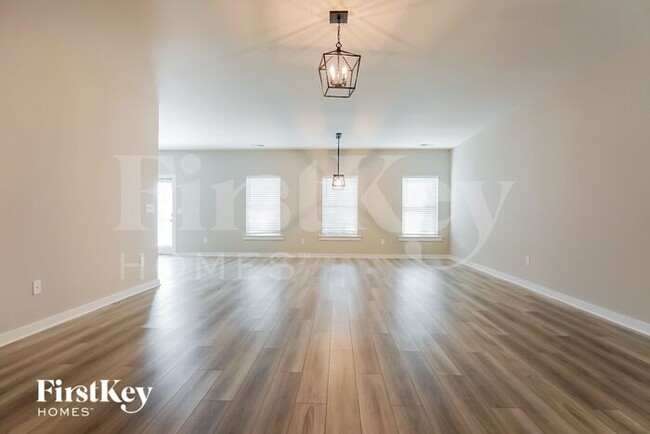 Building Photo - 320 S Pine Dr
