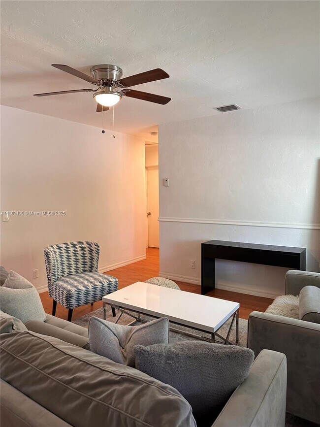 Foto del edificio - 5843 SW 62nd St