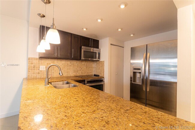 Foto del edificio - 600 NE 36th St
