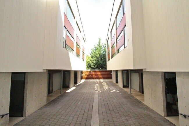 Building Photo - Beautiful, Bright & Modern 2 Bed, 2 Bath C...
