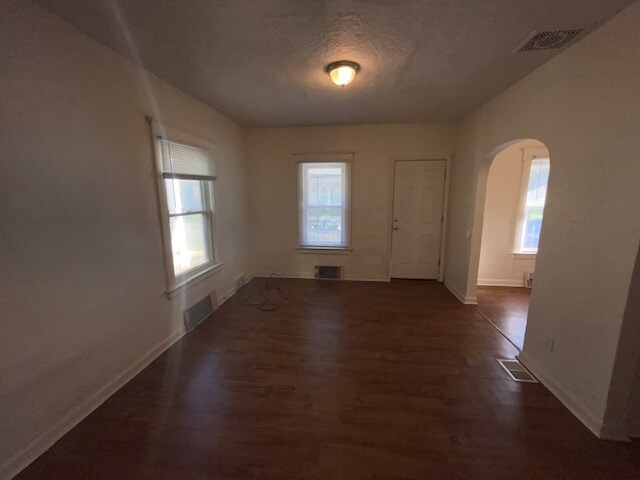 Building Photo - 1560 Pinewood Ave