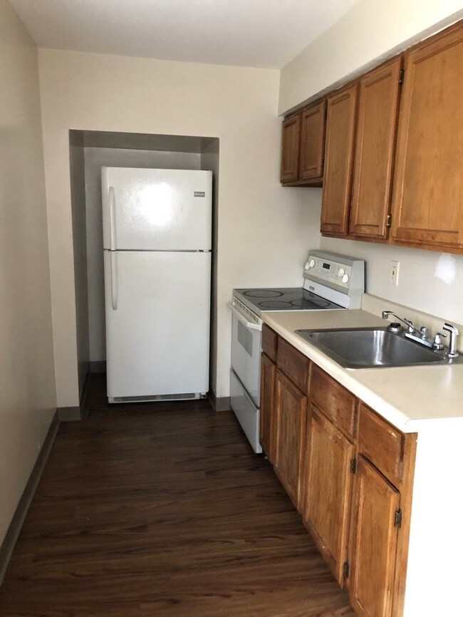 Building Photo - Affordable 1st floor unit in 2 family