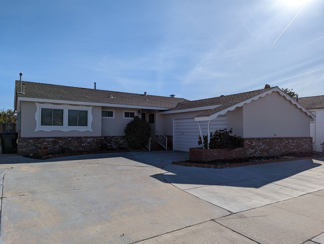 Primary Photo - 3 Bedroom-2 Bathroom Single Story Home in ...
