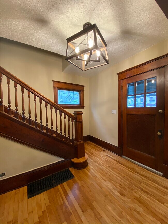 Encanto antiguo con escalera original, pisos de madera y ventanas de vidrio emplomado. - 783 Edmund Ave W