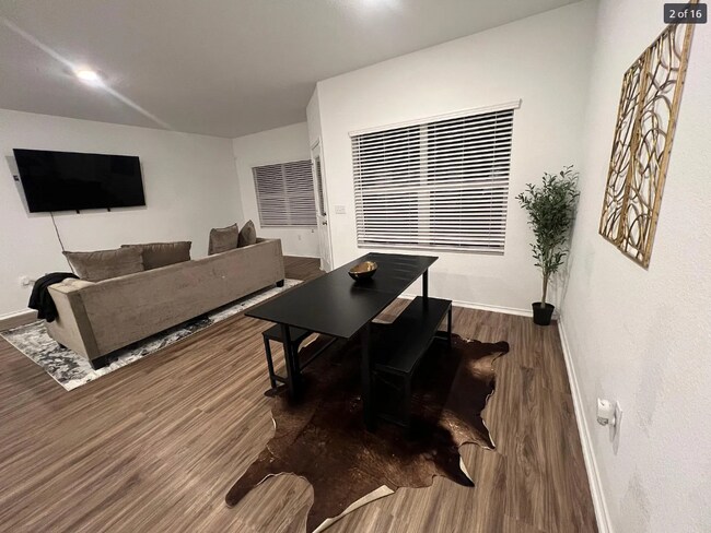 Foto del edificio - Room in Townhome on Spotted Leaf Wy