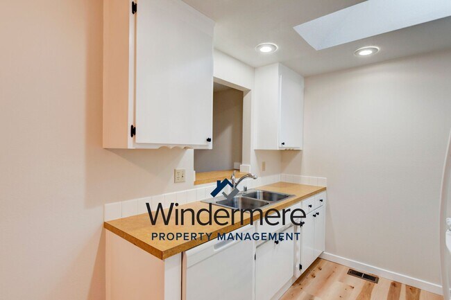 Building Photo - Updated 3 bed 2 bath Rambler