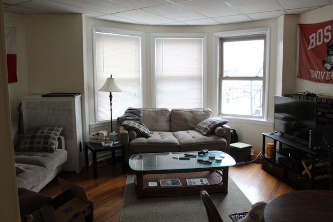 Building Photo - 905 Beacon St
