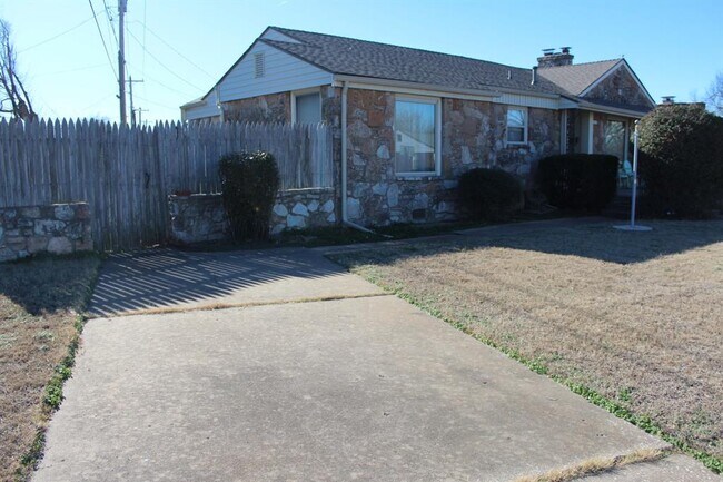 Building Photo - 200 E Marshall Dr
