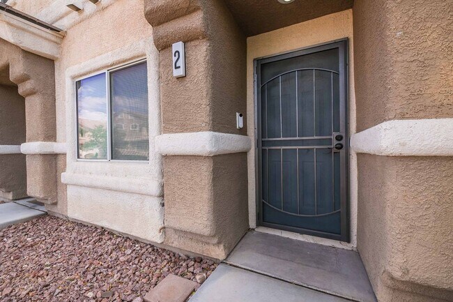 Building Photo - Stunning 2 Bedroom gem!