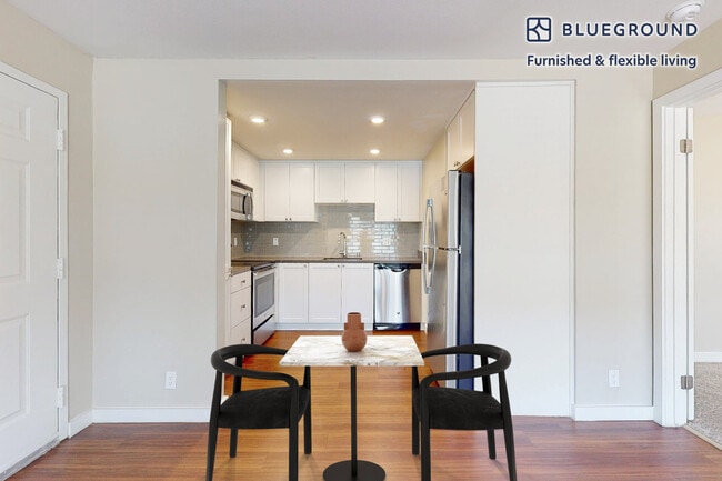 Building Photo - 7205 Charmant Dr