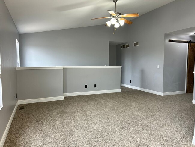 Building Photo - Large Beautiful Home!