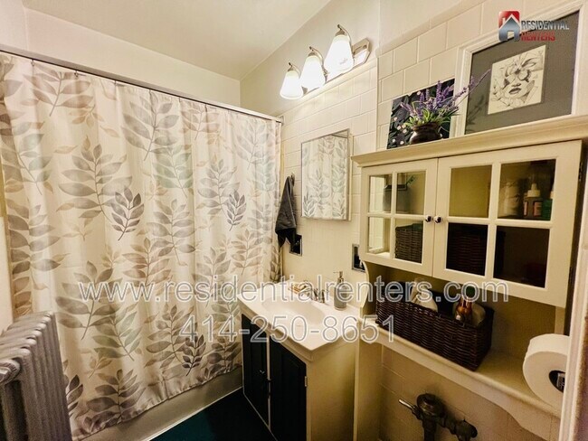 Building Photo - 3047 S Howell Ave