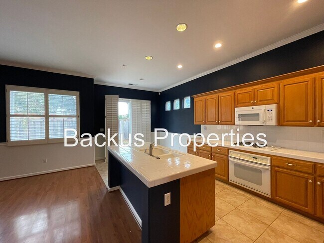 Foto del edificio - Wonderful four bedroom home close to shopping centers and parks