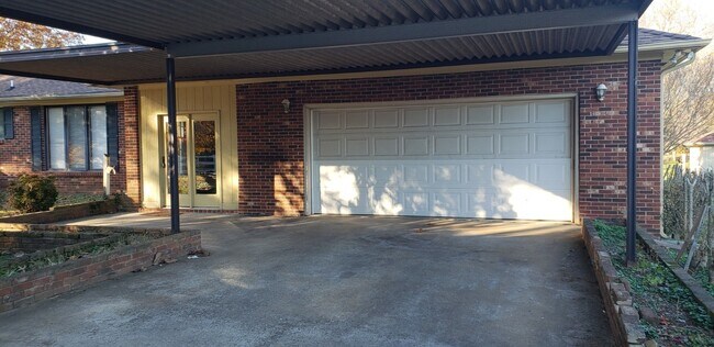 Building Photo - 2404 Pitts Ln