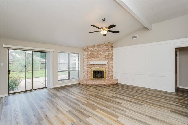 Foto del edificio - 8914 Saratoga Forest Dr