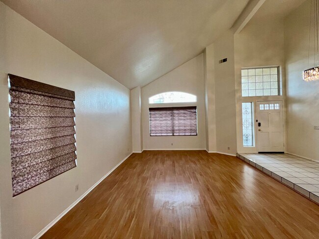 Foto del edificio - Beautiful 4 Bedroom Single Family Home with Pool and Pool Service Included for Lease in Rancho Cu...