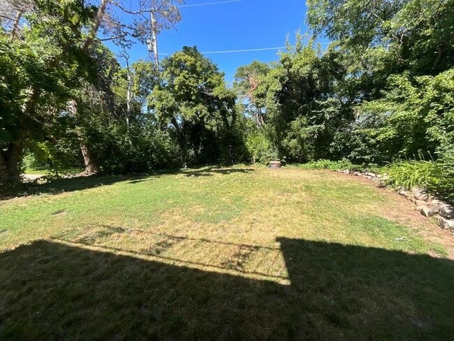 Building Photo - 4 bdrm 3 bth plus a Den/office Home 2 Car ...