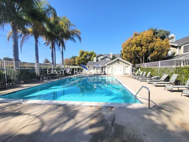Building Photo - Beautiful 2-Bedroom Townhome Styled Condo ...