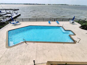 Building Photo - 205 Yacht Club Ln